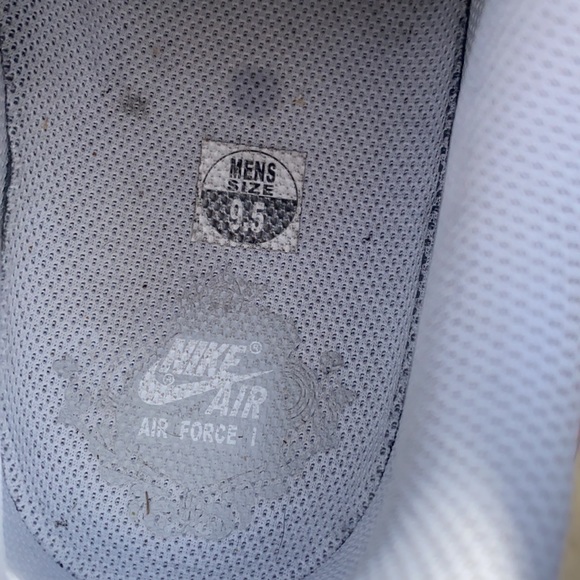 SIZE 9.5 men’s / 11 women’s NIKE AIR FORCE 1’s - Picture 6 of 9